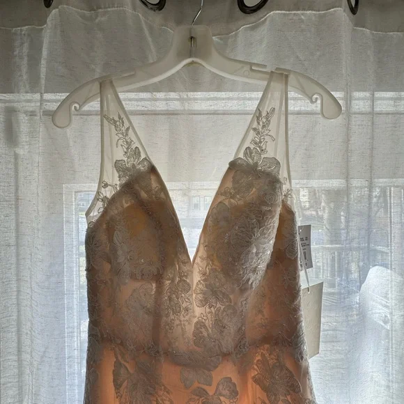 White Lace Wedding Dress NWT Unaltered Size 2